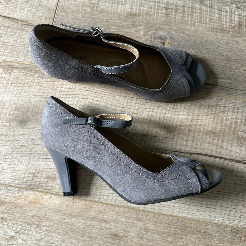 Dexflex Comfort Suede Peep toe gray Heels